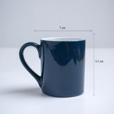 Kích thước ly sứ màu bóng Bát Tràng quà tặng in logo màu xanh navy đậm dáng trụ quai bán tim 300ml