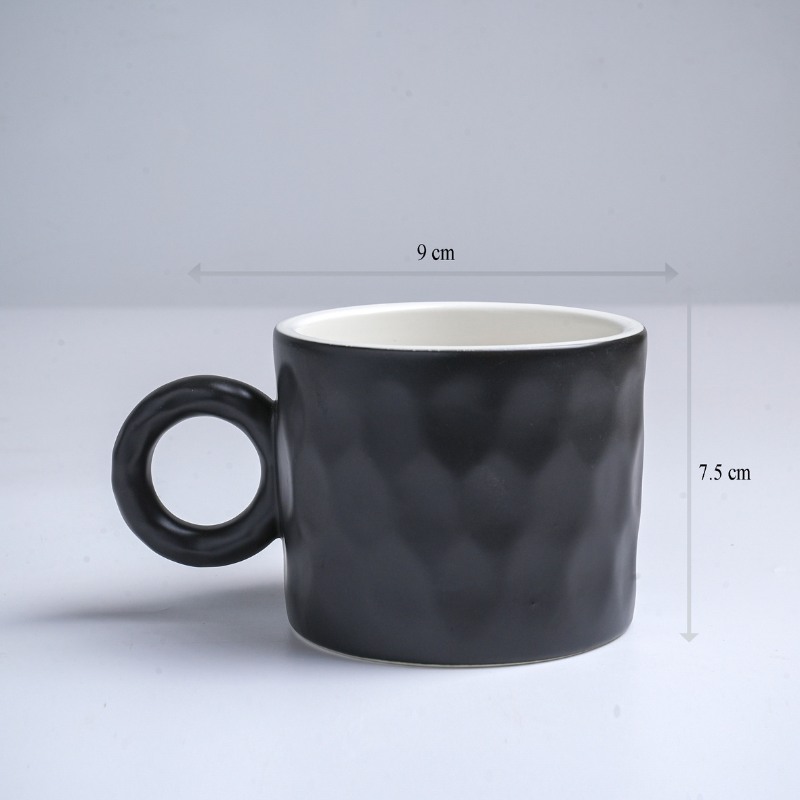 Ly sứ màu mát Bát Tràng quà tặng in logo màu đen dáng trụ lùn quai tròn lõm tổ ong 250ml
