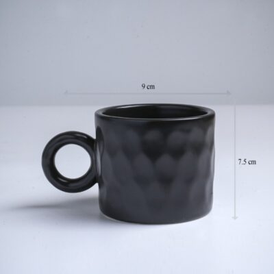 Kích thước ly sứ màu mát Bát Tràng màu đen mát dáng trụ lùn quai tròn họa tiết tổ ong 250ml LM-104