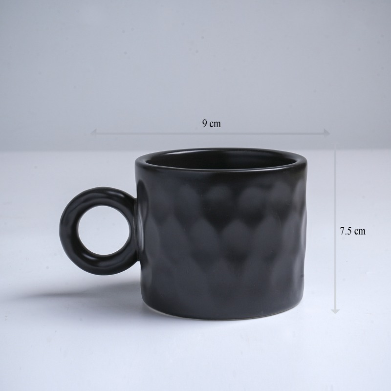 Kích thước ly sứ màu mát Bát Tràng màu đen mát dáng trụ lùn quai tròn họa tiết tổ ong 250ml LM-104