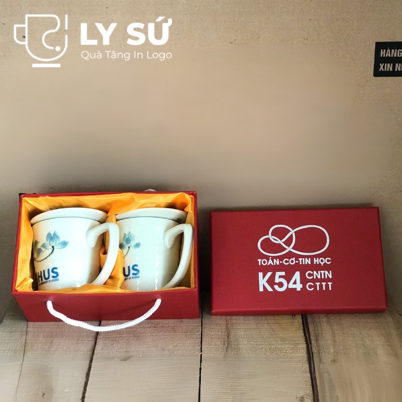 Bộ 2 cốc lipton sứ Bát Tràng quà tặng in logo men kem vẽ tay sen xanh có nắp 350ml BCS-08