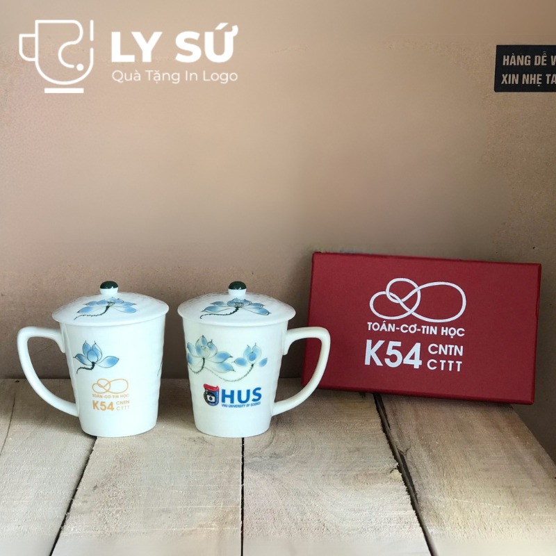 Bộ 2 cốc lipton sứ Bát Tràng quà tặng in logo men kem vẽ tay sen xanh có nắp 350ml BCS-08
