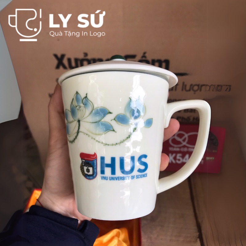 Bộ 2 cốc lipton sứ Bát Tràng quà tặng in logo men kem vẽ tay sen xanh có nắp 350ml BCS-08