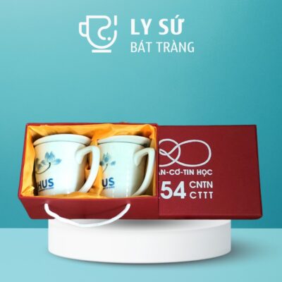 Bộ 2 cốc lipton sứ Bát Tràng quà tặng in logo men kem vẽ tay sen xanh có nắp 350ml BCS-08