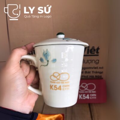 Bộ 2 cốc lipton sứ Bát Tràng quà tặng in logo men kem vẽ tay sen xanh có nắp 350ml BCS-08