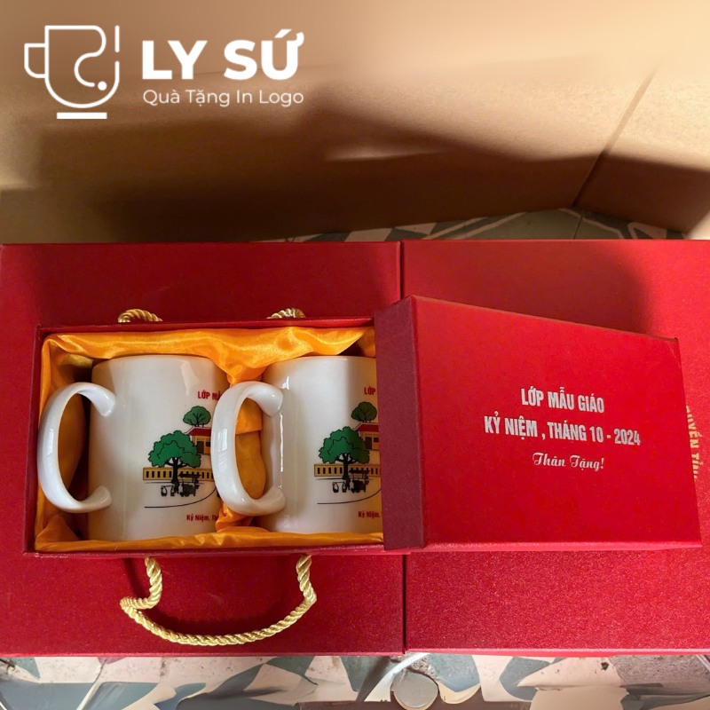 Bộ 2 cốc sứ Bát Tràng quà tặng in logo màu trắng dáng trụ quai C BCS-04
