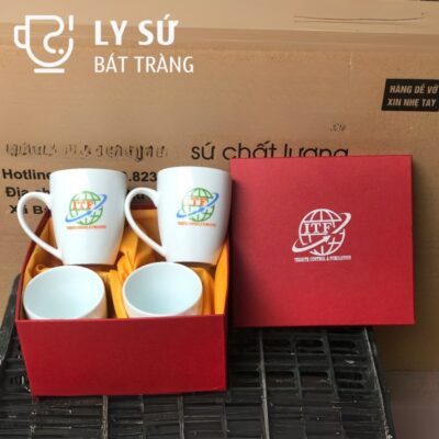 Bộ 4 cốc sứ Bát Tràng quà tặng in logo màu trắng dáng thóp quai bán tim 300ml BCS-07
