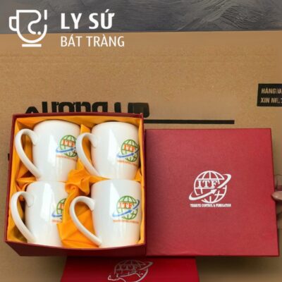 Bộ 4 cốc sứ Bát Tràng quà tặng in logo màu trắng dáng thóp quai bán tim 300ml BCS-07