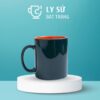 Ly sứ màu bóng Bát Tràng quà tặng in logo 2 màu xanh navy đậm và cam dáng trụ quai C 350ml LM-44