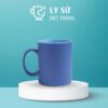 Ly sứ màu Bát Tràng quà tặng in logo 2 màu xanh navy và xanh dương nhạt dáng trụ quai C 350ml LM-71