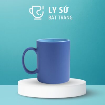 Ly sứ màu Bát Tràng quà tặng in logo 2 màu xanh navy và xanh dương nhạt dáng trụ quai C 350ml LM-71