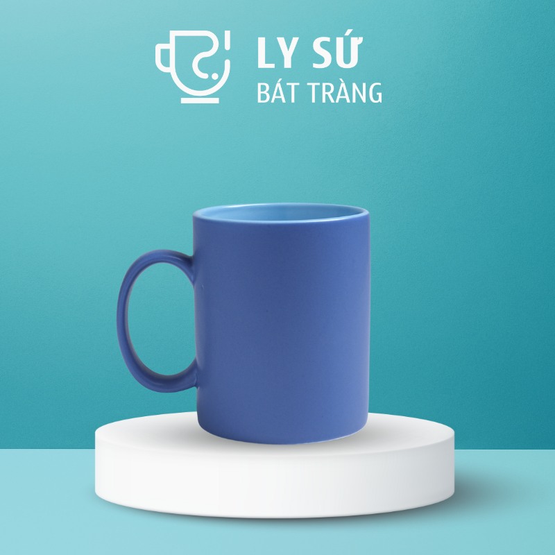 Ly sứ màu Bát Tràng quà tặng in logo 2 màu xanh navy và xanh dương nhạt dáng trụ quai C 350ml LM-71
