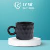 Ly sứ màu mát Bát Tràng màu đen mát dáng trụ lùn quai tròn họa tiết tổ ong 250ml LM-104