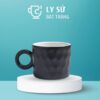 Ly sứ màu mát Bát Tràng 2 màu đen và trắng dáng trụ lùn quai tròn họa tiết tổ ong 250ml LM-103