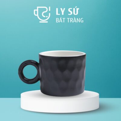 Ly sứ màu mát Bát Tràng 2 màu đen và trắng dáng trụ lùn quai tròn họa tiết tổ ong 250ml LM-103