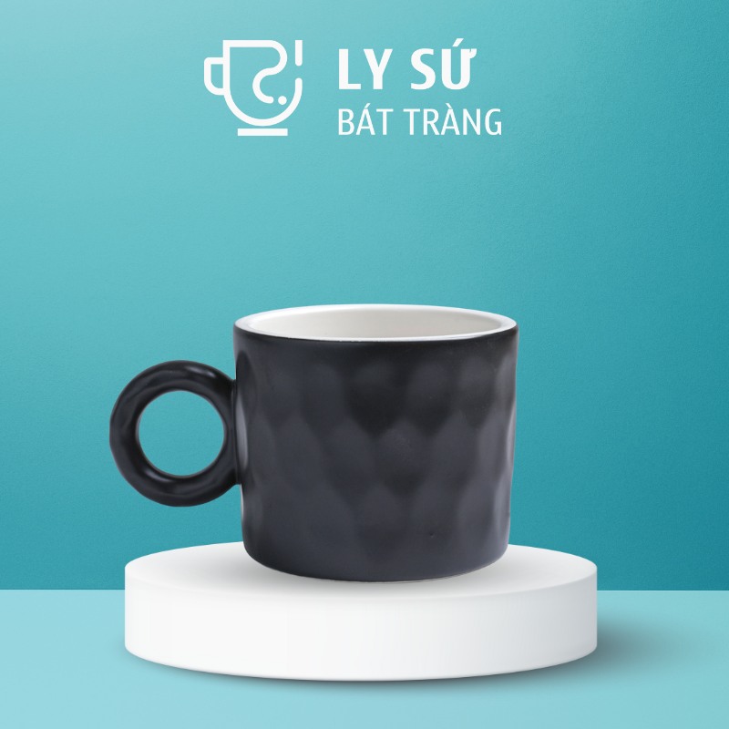 Ly sứ màu mát Bát Tràng quà tặng in logo màu đen dáng trụ lùn quai tròn lõm tổ ong 250ml