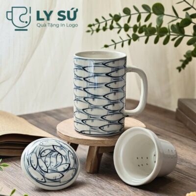 Cốc sứ lọc trà Bát Tràng quà tặng in logo họa tiết vẽ tay cá đàn dung tích 300ml LSLT-15