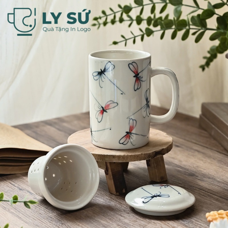 Cốc sứ lọc trà Bát Tràng quà tặng in logo họa tiết vẽ tay chuồn chuồn dung tích 300ml LSLT-19