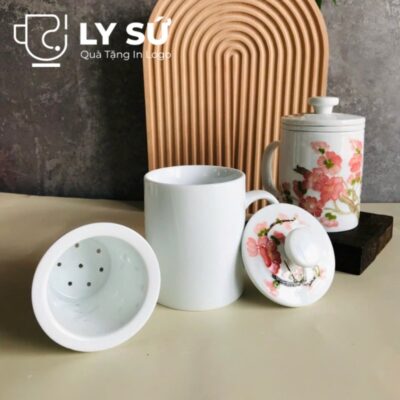 Cốc lọc trà Bát Tràng quà tặng in logo họa tiết vẽ tay hoa đào dung tích 300ml LSLT-20