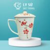 Ly sứ Bát Tràng quà tặng in logo họa tiết vẽ tay hoa mai đỏ có nắp dung tích 350ml LSVT-31