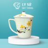 Ly sứ Bát Tràng quà tặng in logo họa tiết vẽ tay hoa mai vàng có nắp dung tích 350ml LSVT-34