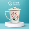 Ly sứ Bát Tràng quà tặng in logo họa tiết vẽ tay hoa sen đỏ có nắp dung tích 350ml LSVT-32