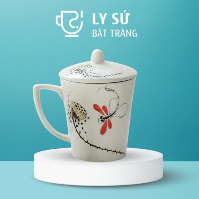 Ly sứ Bát Tràng quà tặng in logo họa tiết vẽ tay hoa sen và chuồn chuồn đỏ có nắp dung tích 350ml LSVT-25