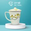 Ly sứ Bát Tràng quà tặng in logo họa tiết vẽ tay hoa sen vàng có nắp dung tích 350ml LSVT-35