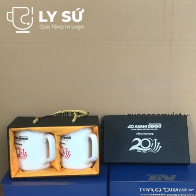 Bộ 2 cốc sứ Bát Tràng quà tặng in logo dáng trụ quai vuông 350ml BCS-12
