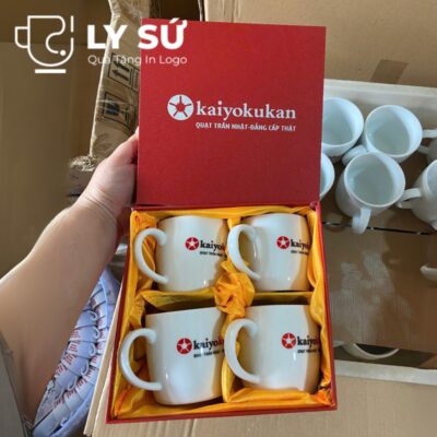 Bộ 4 cốc sứ Bát Tràng quà tặng in logo màu trắng dáng lùn quai C 300ml BCS-18