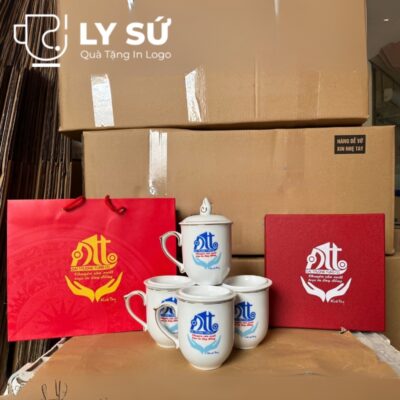 Bộ 4 cốc sứ Bát Tràng quà tặng in logo dáng thóp có nắp quai bán tim 350ml BCS-17