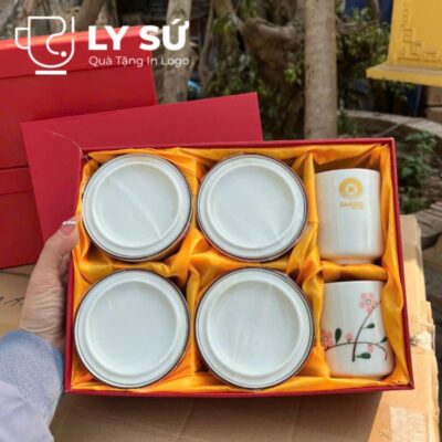 Bộ giftset cốc sứ Bát Tràng quà tặng in logo gồm 2 cốc sứ và 4 hũ mứt BGS-02