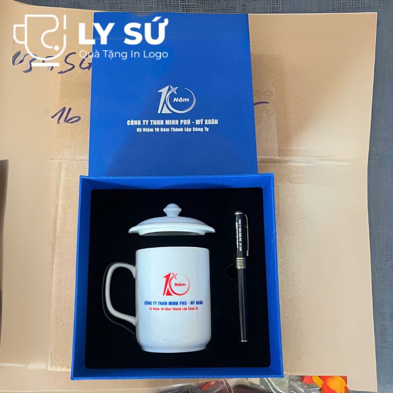 Bộ giftset cốc sứ Bát Tràng quà tặng in logo gồm cốc sứ có nắp và bút ký BGS-06