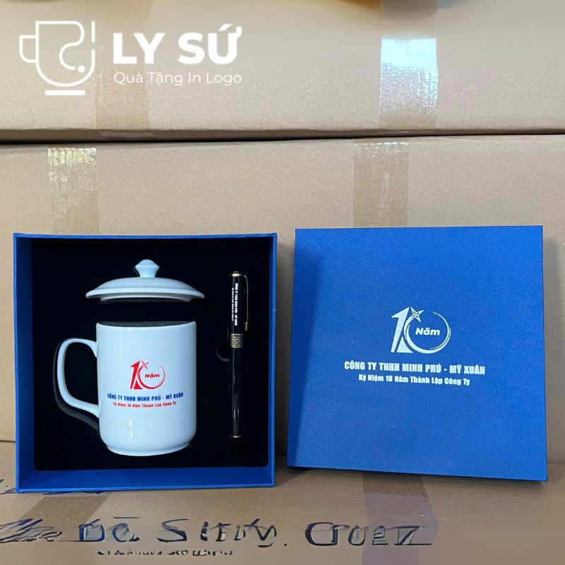 Bộ giftset cốc sứ Bát Tràng quà tặng in logo gồm cốc sứ có nắp và bút ký BGS-06