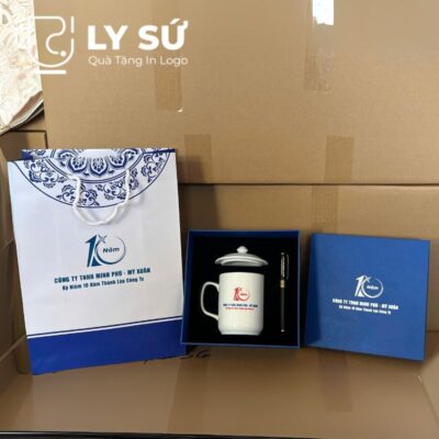 Bộ giftset cốc sứ Bát Tràng quà tặng in logo gồm cốc sứ có nắp và bút ký BGS-06