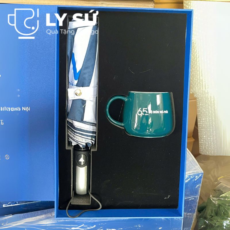 Bộ giftset cốc sứ Bát Tràng quà tặng in logo gồm cốc sứ dáng bầu và ô dù gấp 3 tự động 1 chiều BGS-07