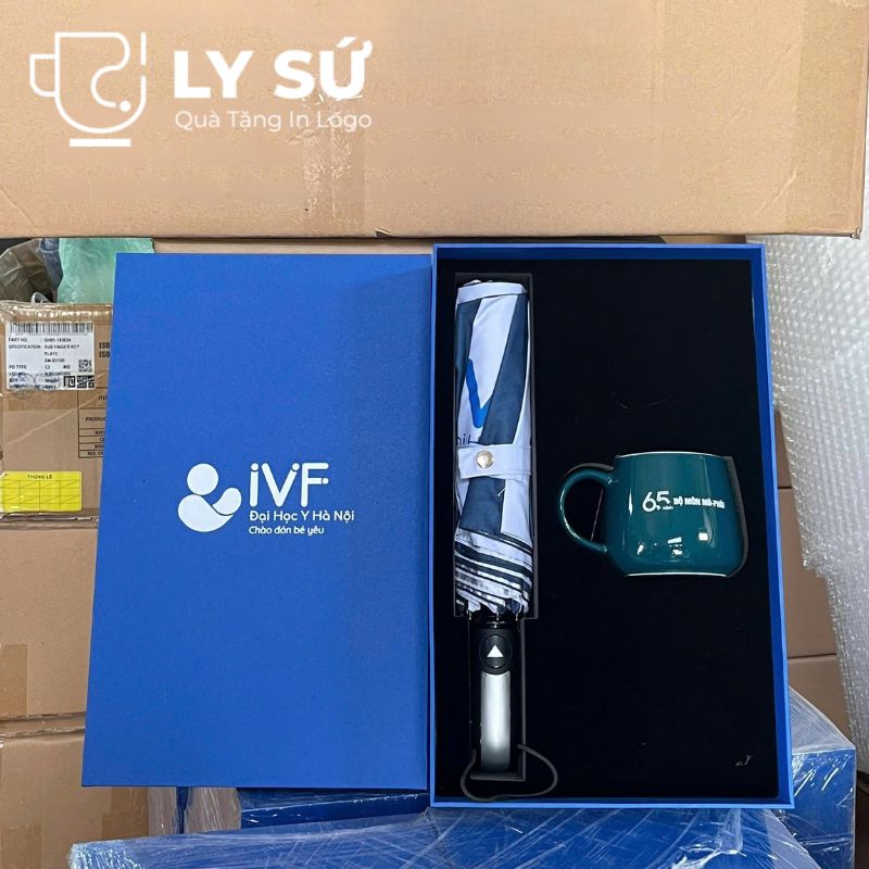 Bộ giftset cốc sứ Bát Tràng quà tặng in logo gồm cốc sứ dáng bầu và ô dù gấp 3 tự động 1 chiều BGS-07