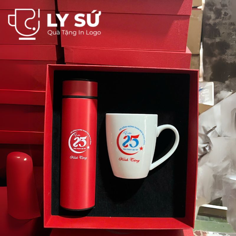 Bộ giftset cốc sứ Bát Tràng quà tặng in logo gồm cốc sứ quai bán tim và bình giữ nhiệt BGS-05
