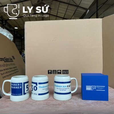 Ca bia Bát Tràng quà tặng in logo màu trắng dáng trụ quai C 500ml CB-04