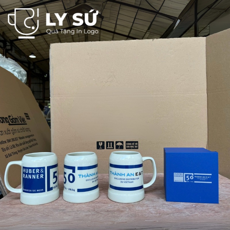 Ca bia Bát Tràng quà tặng in logo màu trắng dáng trụ quai C 500ml CB-04