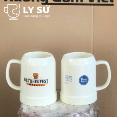 Ca bia Bát Tràng quà tặng in logo màu trắng dáng trụ quai C 500ml CB-05
