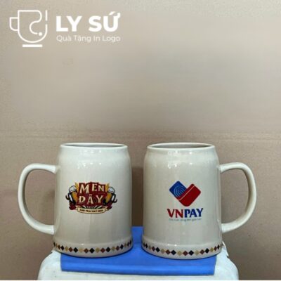 Ca bia Bát Tràng quà tặng in logo màu trắng ngà dáng trụ quai C 500ml CB-01