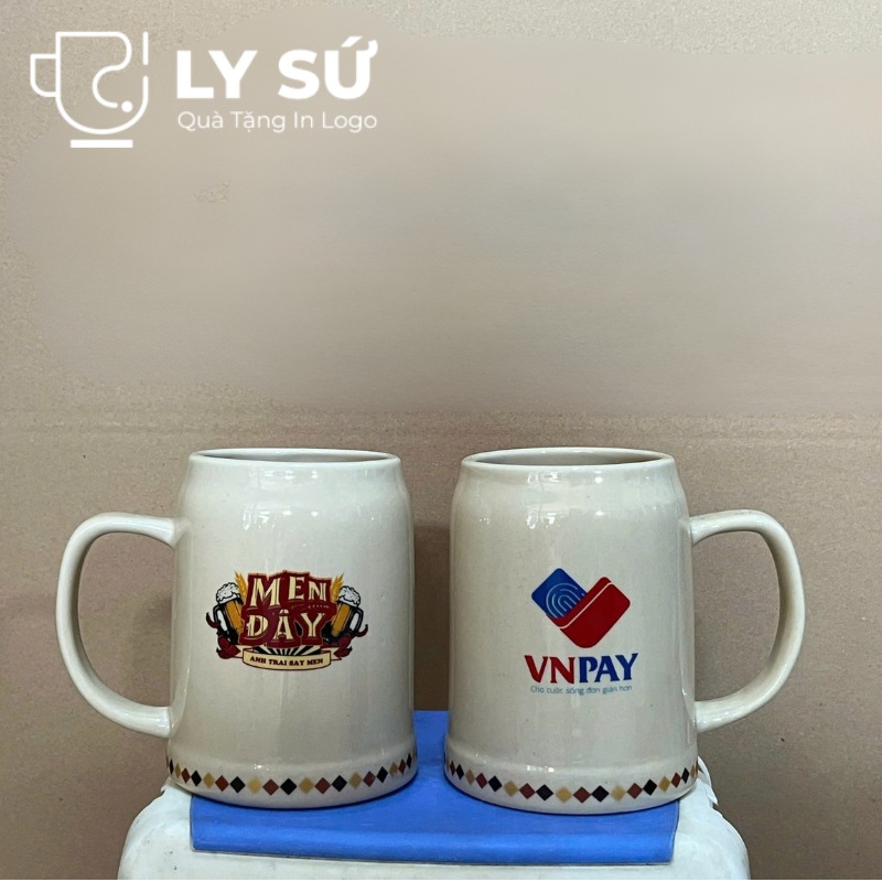 Ca bia Bát Tràng quà tặng in logo màu trắng ngà dáng trụ quai C 500ml CB-01
