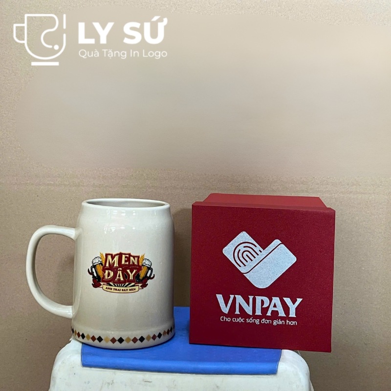 Ca bia Bát Tràng quà tặng in logo màu trắng ngà dáng trụ quai C 500ml CB-01