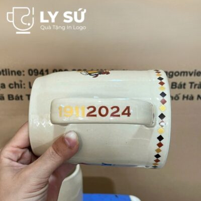 Ca bia Bát Tràng quà tặng in logo màu trắng ngà dáng trụ quai C 500ml CB-01