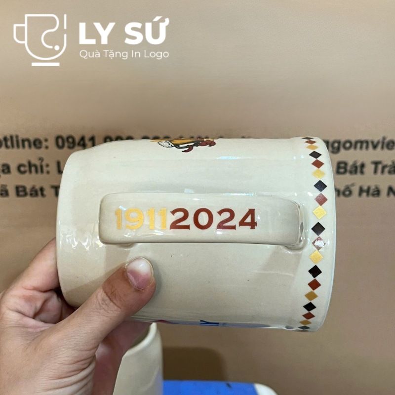 Ca bia Bát Tràng quà tặng in logo màu trắng ngà dáng trụ quai C 500ml CB-01