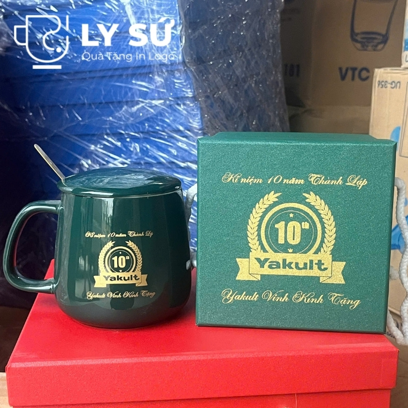 Cốc sứ có nắp và thìa Bát Tràng quà tặng in logo
