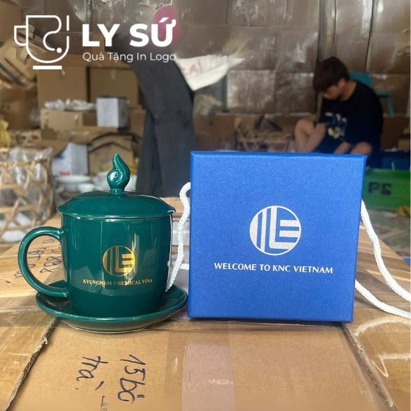 Cốc sứ màu có nắp và đĩa Bát Tràng quà tặng in logo