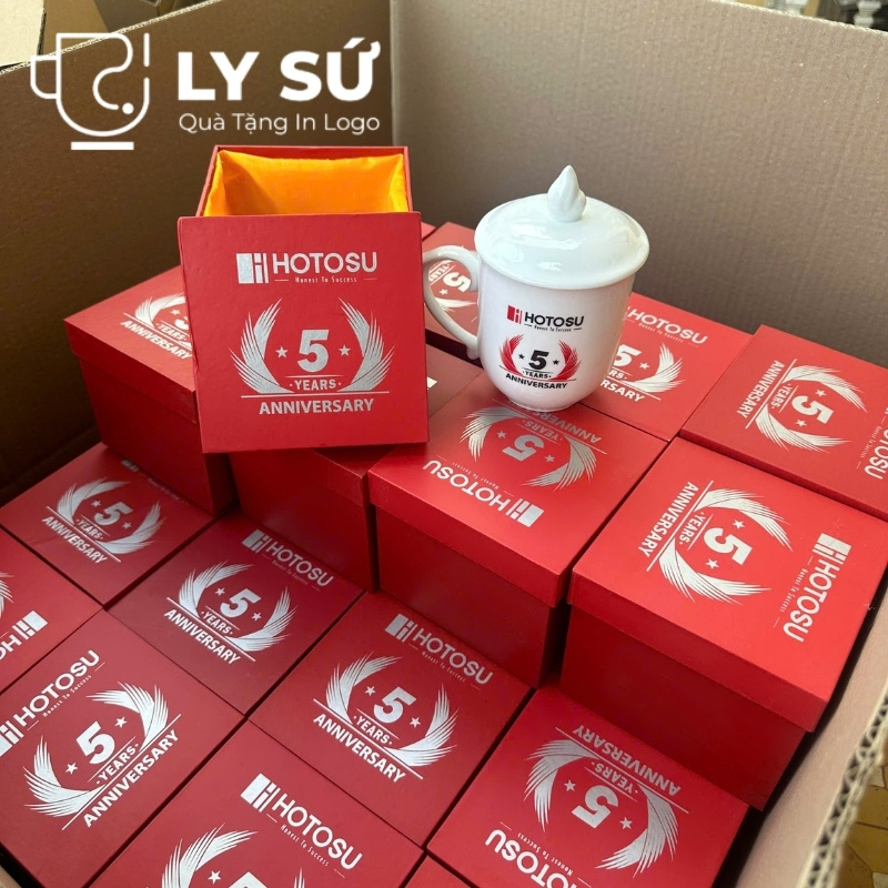 Cốc sứ trắng có nắp Bát Tràng quà tặng in logo