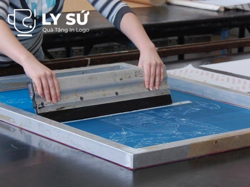 Kỹ thuật in lụa lên ly sứ quà tặng